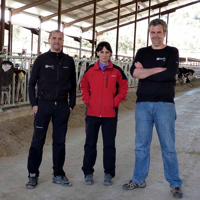Foto de l'Oriol Franquesa Oller, la Laura Hurtado Rivas i en Demetrio Herrera Mateo en una granja de vaques.